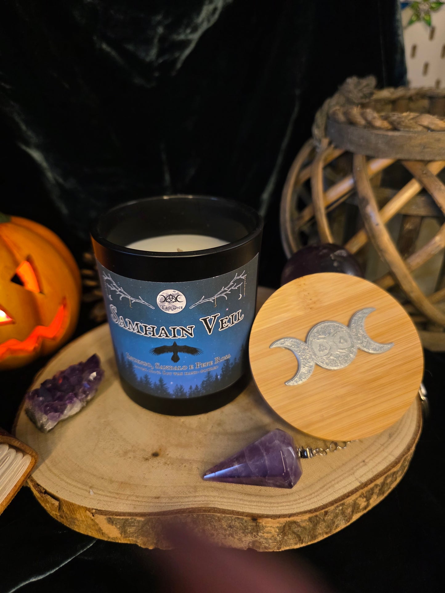 Candela Samhain Veil – Incenso, Sandalo e Pepe Rosa