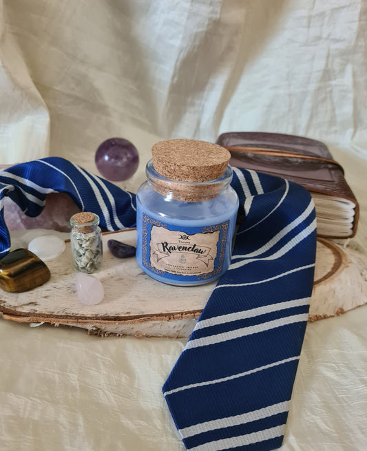Candela "Ravenclaw" – Bergamotto, Incenso e Ciclamino | 130ml o 80ml