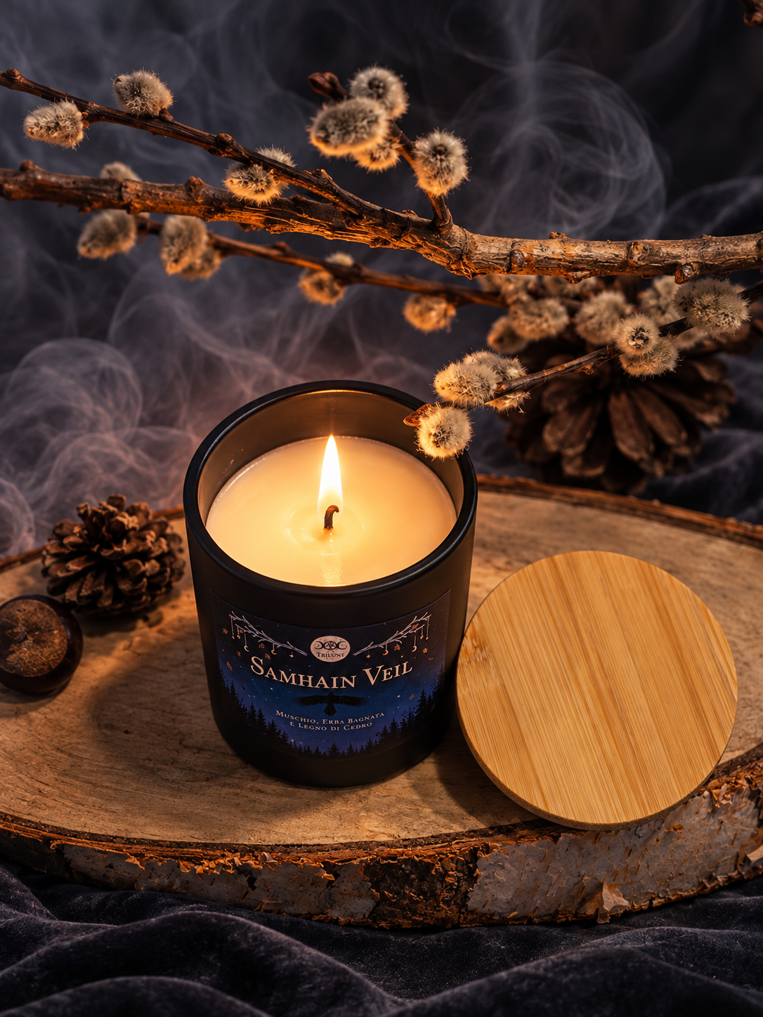 Samhain Veil – Candela Rituale | Muschio, Erba Bagnata e Legno di Cedro
