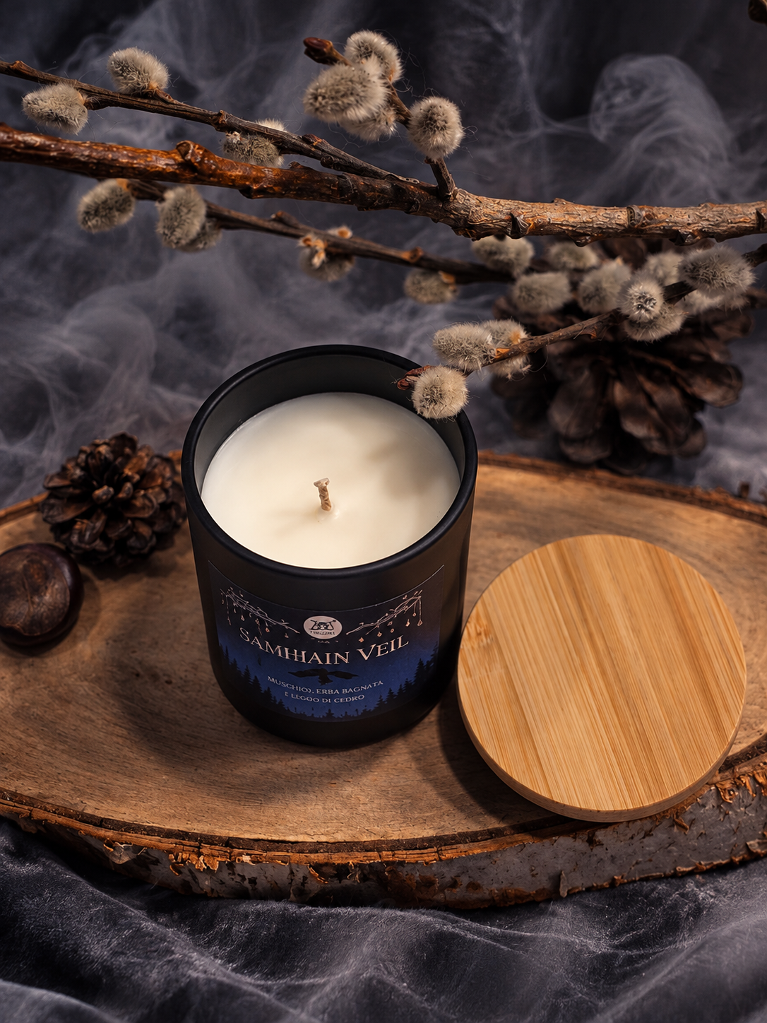 Samhain Veil – Candela Rituale | Muschio, Erba Bagnata e Legno di Cedro